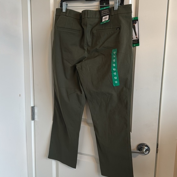 Banana Republic Ladies' Slim-Straight Capri Pant Olive night color - Picture 12 of 12